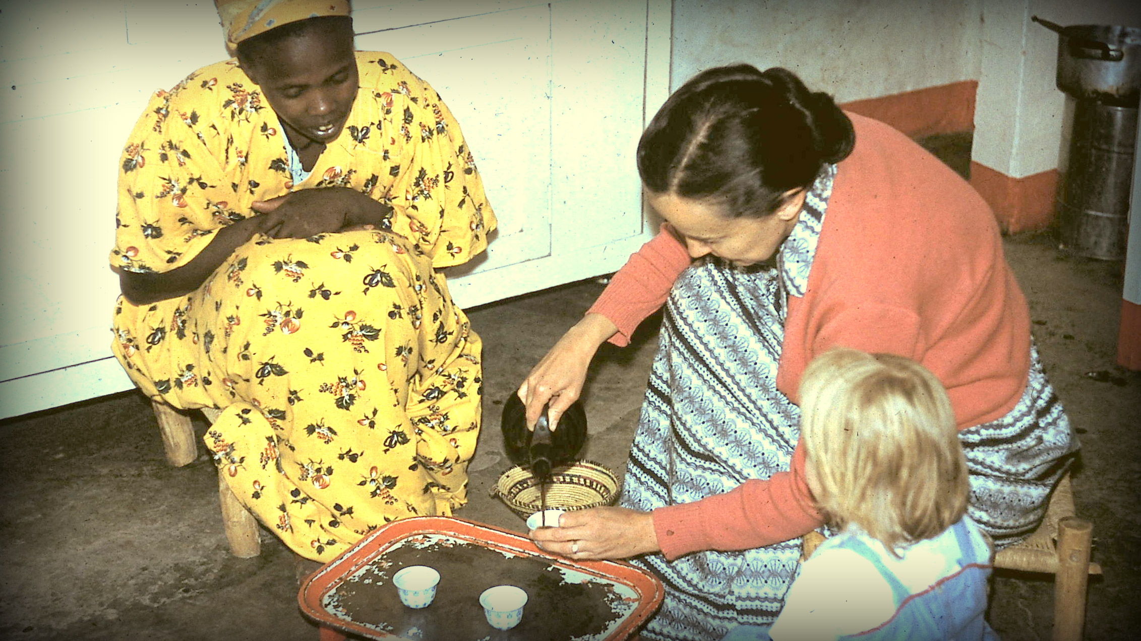 Arlena Mahaffy and her youngest child, Elizabeth, making coffee with Tukaa, in Eritrea. (Courtesy of Peter Mahaffy.)